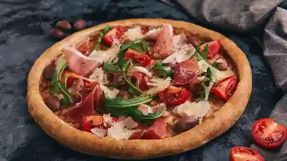 Блюдо Пицца прошутто с оливками и пармезаном меню MonoPizza Пицца прошутто с оливками и пармезаном меню MonoPizza